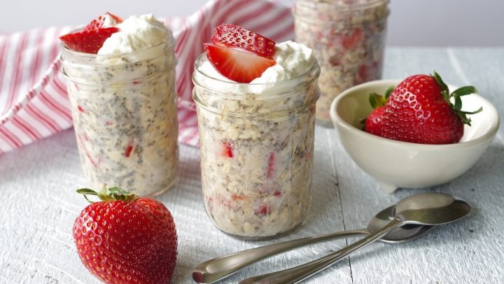 jars of overnight strawberries and cream oats