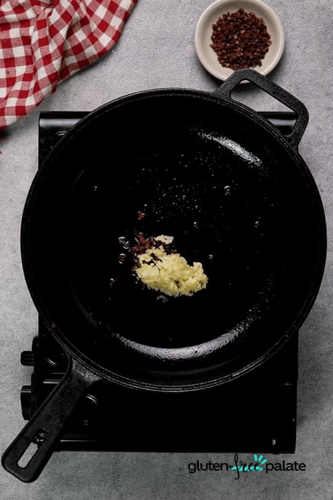 Add the garlic to the mala sauce. Brown.