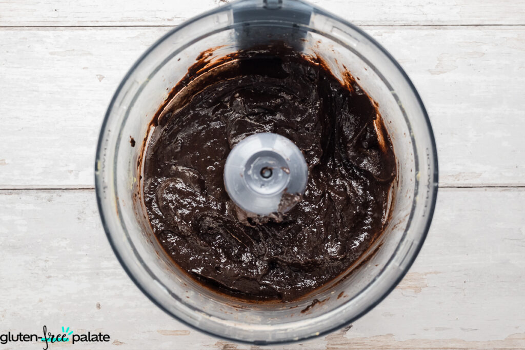 Cookie butter recipe ingredients blended in blender.